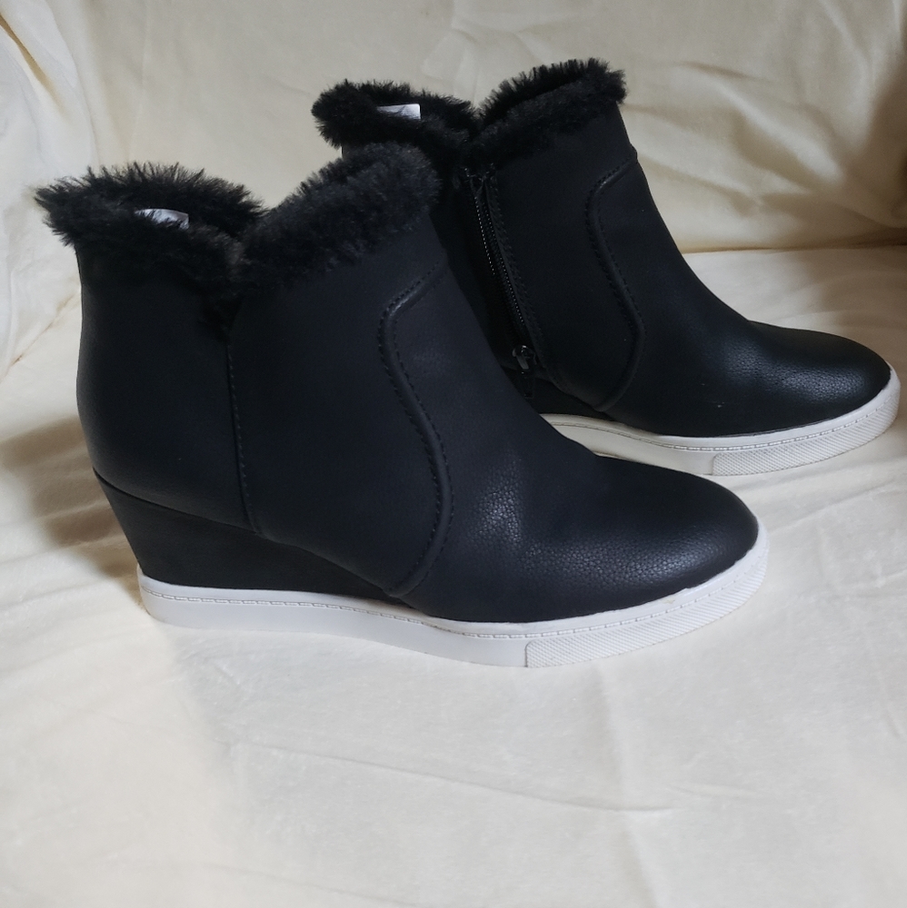 Euc A.n.a. wedge ankle fur/sherpa lined boots